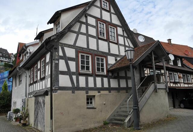 1793 wurde das Anwesen von dem Glaser Carl Friedrich Horlacher erbaut. Am Eckposten sieht man das Handwerkszeichen der Glaser.  1938 war es das Wohnhaus eines Schäfers. | Foto: Daniela Somers