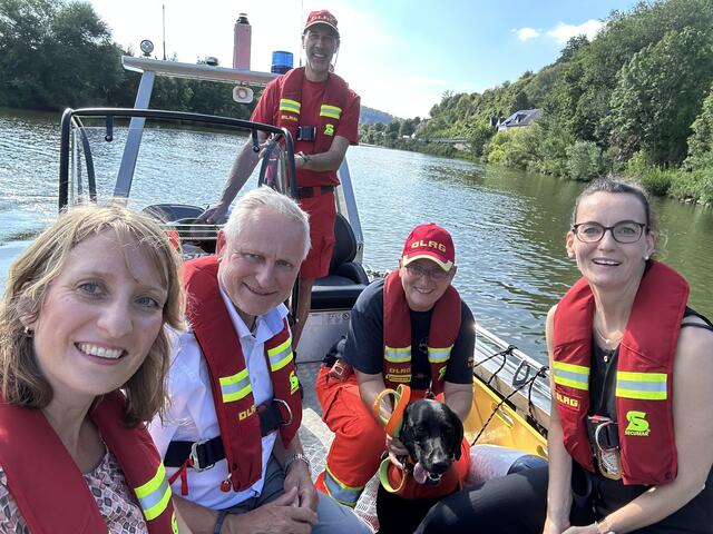 Staatssekretär Blenke beim DLRG Gundelsheim mit Rettungshund | Foto: Isabell Huber MdL