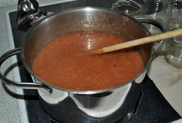 Nach dem durchpürieren. Jetzt ist auch Zimt, ein Schuß Zitrone und der Gelierzucker schon drin. | Foto: Daniela Somers