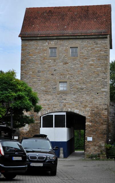 Das Ruchsener Tor. Das einzig noch erhaltene Stadttor. Nach einem Brand 1894 und einem Abbruch 1988 wurden das Tor und der Torturm 1990 wieder hergestellt. Der Aufbau im Durchgang ist nur im Moment noch da. Es gehört zu den Freilichtspielen der Jagsttalbühne Möckmühl die hier stattfinden. | Foto: Daniela Somers