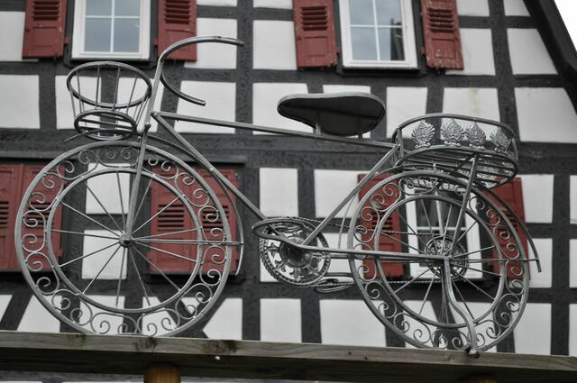 Wieder unten angekommen. Werbung für eine Fahrradfahrer- Herberge. | Foto: Daniela Somers