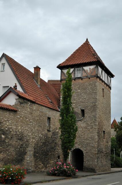 Der Badturm mit Stadtmauer. Den Namen hat der Turm von einer bereits 1499 erwähnten mittelalterlichen Badstube in der Nähe des Turms. | Foto: Daniela Somers