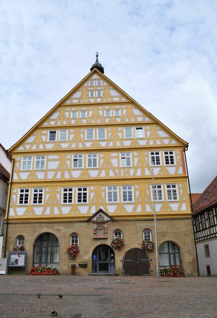 Das Rathaus. Erbaut von 1589 bis 1592.  Ein Schriftbalken und die prächtige Renaissancetafel erinnern an die Erbauung und wurden ursprünglich von dem Heilbronner Bildhauer Jacob Müller erschaffen. | Foto: Daniela Somers
