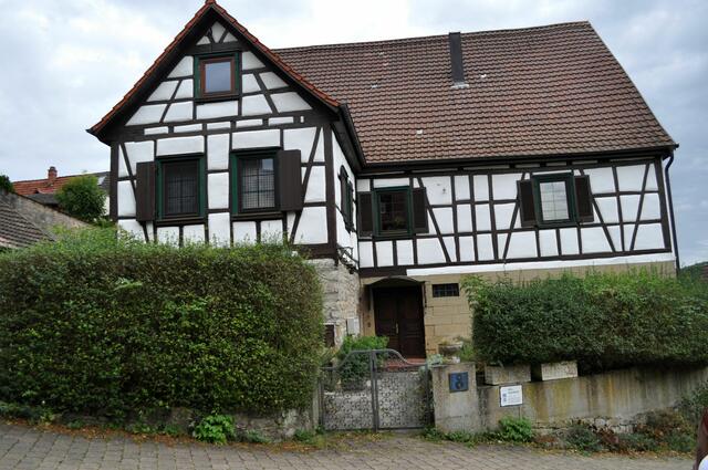 Die alte Apotheke von 1758 bis 1927. Das Gebäude ist aber viel älter. Es steht im Areal des Chorherrenstifts mit Stiftsschule. Gegründet wurde sie 1379 durch Kraft und Gottfried von Hohenlohe. 1558 wurde sie wieder aufgelöst. | Foto: Daniela Somers