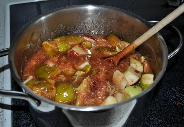 Zusammen mit zwei kleinen Äpfeln (damit die richtige Menge erreicht ist) kommen sie grob geschnitten in den Topf.  | Foto: Daniela Somers