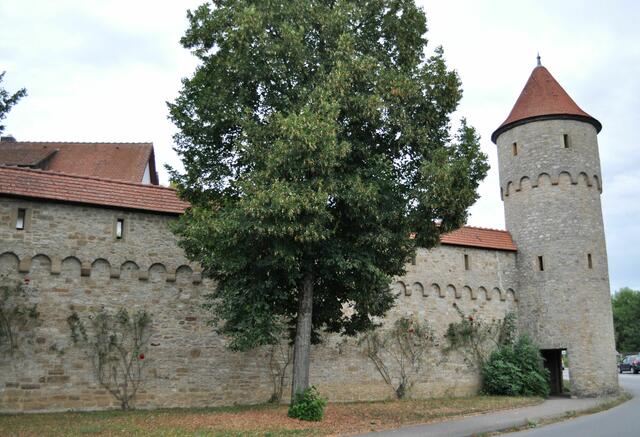 Teile der Stadtmauer mit Schinnersturm. Der Turm war nur noch eine Ruine und wurde 1978 wieder aufgebaut. | Foto: Daniela Somers