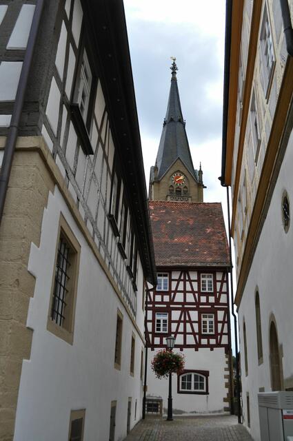 Blick zwischen Rathaus und Pfarrhaus zum Kirchturm. | Foto: Daniela Somers