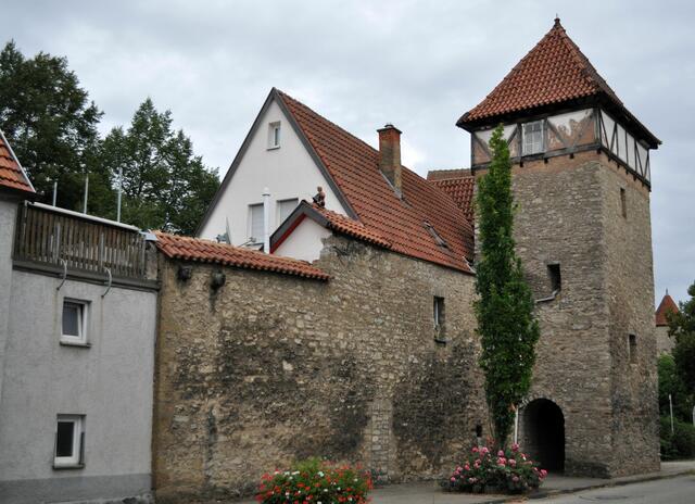 Badtturm mit Fußgängerdurchgang. 1911 ist das obere Stockwerk abgebrannt. Danach wurde es in seiner heutigen Form wieder aufgebaut. | Foto: Daniela Somers
