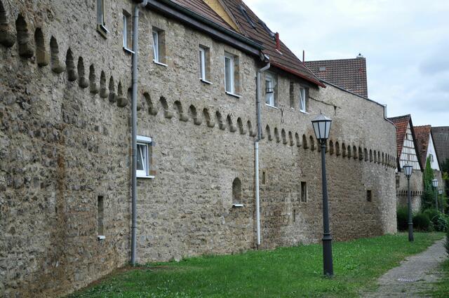 Stadtmauer. Die Häuser sind direkt an die Mauer gebaut. So konnte man sich eine Hauswand sparen. | Foto: Daniela Somers