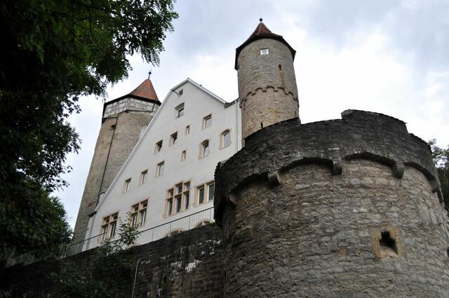 Das Schloss mit Teilen der alten Burg. Der linke Turm mit Fachwerkaufsatz ist der frühere Bergfried. Erbaut im 13. Jh. Der Fachwerkaufsatz wurde vor 1519 erbaut. Der Turm heißt Götzenturm. Denn hier in der Burg hat sich Götz von Berlichigen zwei Jahre lang aufgehalten. | Foto: Daniela Somers