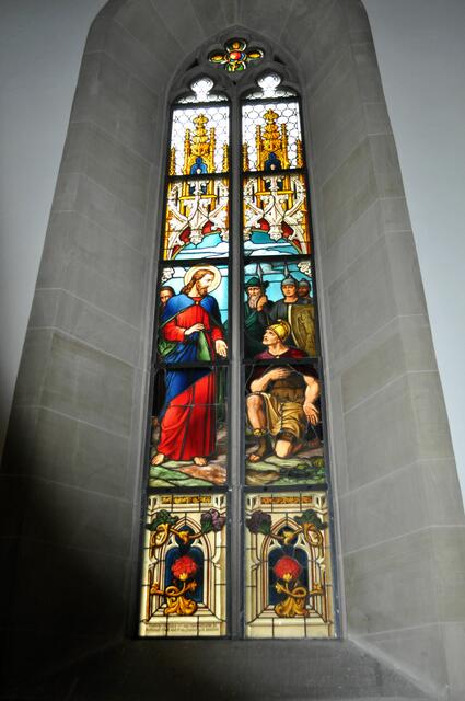Das Südfenster. Es zeigt die Begegnung des Hauptmanns von Kaperna mit Jesus.
Die Kirchenfenster wurden im Jahr 1900 von Möckmühler Bürgern für die neue Kirche gestiftet. | Foto: Daniela Somers
