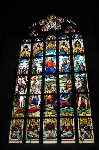 Das Ostfenster zeigt die Bergpredigt. Die Kirchenfenster wurden im Jahr 1900 von Möckmühler Bürgern für die neue Kirche gestiftet. | Foto: Daniela Somers