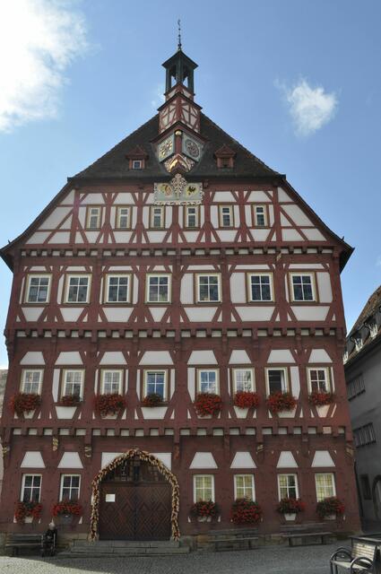 Das Rathaus. Erbaut im Jahr 1441. Es ruht auf 54 Eichenständern. Ehemals war es ein multifunktionaler Bau. Im Erdgeschoss befanden sich Stände von Mezger und Bäcker. Auch Salz durfte hier verkauft werden. Wolle und Tuchwaren wurden im ersten Obergeschoss verkauft. | Foto: Daniela Somers