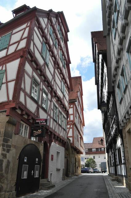 Die Finstere Gasse. Ehemals Mezgergasse. Hier sieht man noch tolle Fachwerkhäuser. Früher waren hier die Mezger ansässig und man sieht auch noch Zunftszeichen an den Häusern. Die Häuser ragen weiter zusammen als die Gasse breit ist. | Foto: Daniela Somers
