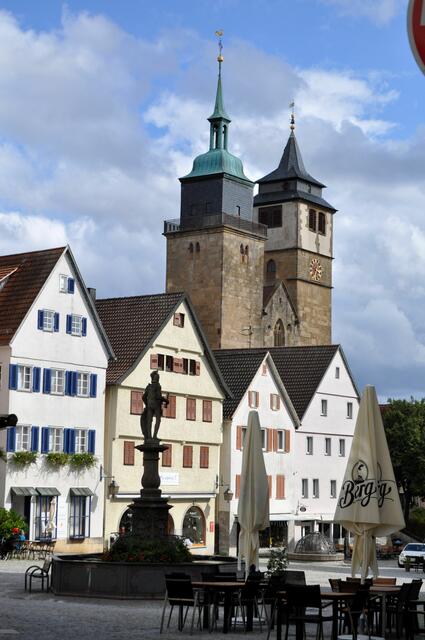 Blick auf den Marktplatz mit den Kirchtürmen im Hintergrund. | Foto: Daniela Somers