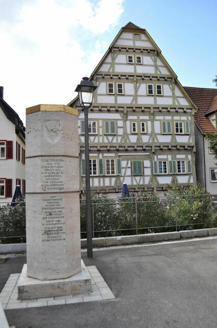 Stauferstele auf dem Vorplatz der Bartholomäuskirche | Foto: Daniela Somers