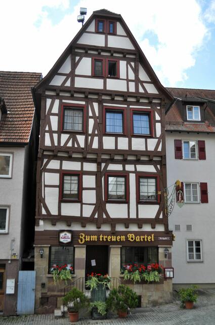 Wohnhaus, Restaurant „Zum treuen Bartel“. Dieses Haus wurde 1473 erbaut. Das Haus gehörte in der ersten Hälfte des 16. Jahrhunderts einem geistlichen Verwalter. Im 19. Jahrhundert war dort eine Bäckerei. Seit dem 20. Jh. dient es als Gasthaus.  | Foto: Daniela Somers