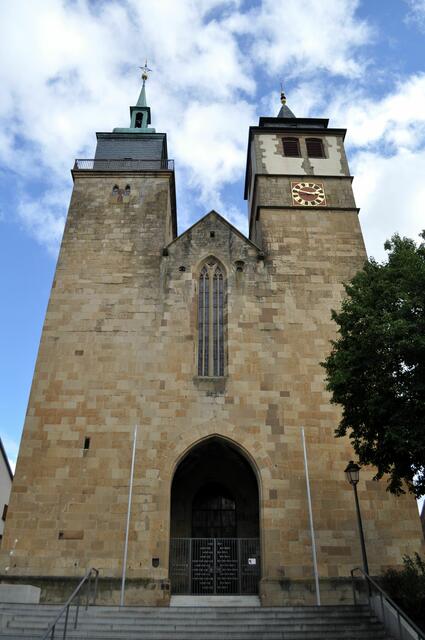 Bartolomäuskirche mit Hochwacht- und Glockenturm. Dieses mächtige Gebäude steht auf der Stelle einer früheren dreischiffigen romanischen Basilika. Laut einer Inschrift, die als Fragment an der Kanzel erhalten ist, wurde der frühgotische Neubau 1260 geweiht. | Foto: Daniela Somers