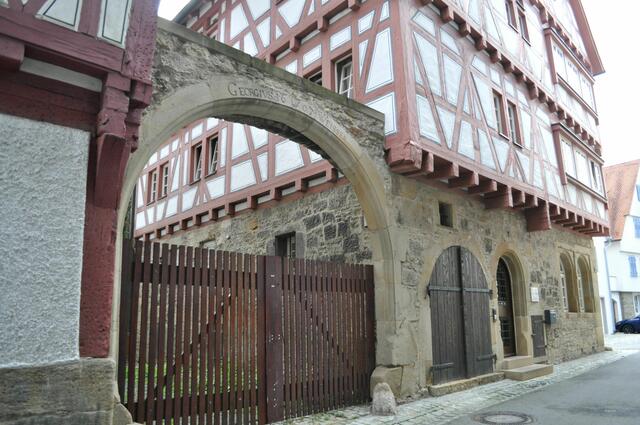 Auch dieses Fachwerkhaus mit steinernem Torbogen steht in der Finsteren Gasse. Erbaut wurde es 1550. | Foto: Daniela Somers