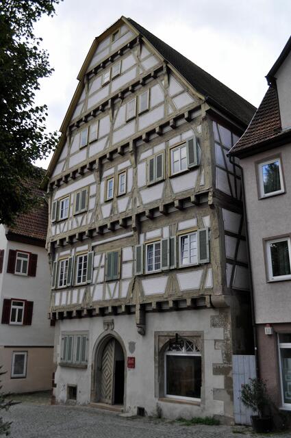 Dieses Haus der  gehobenen Bürgerschicht wurde 1476 erbaut. Es gehört zu den ältesten Bürgerhäusern Markgröningens und war mutmaßlich das Haus des Stadtvogtes. Es gab wohl früher eine Hauskapelle im Erdgeschoss, die aber nach der Reformation umgewandelt wurde. | Foto: Daniela Somers