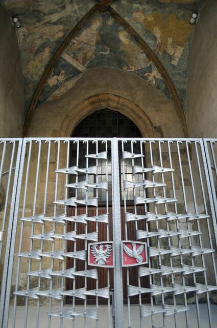 Das westliche Eingangsportal zur Kirche. Laut einer Tafel sollte die Kirche Werktags täglich von 14.30-16.30 geöffnet sein. Aber leider, leider, leider... war sie eben zu! Laut der Beschreibung im Internet hätte sich ein Besuch wirklich gelohnt. | Foto: Daniela Somers