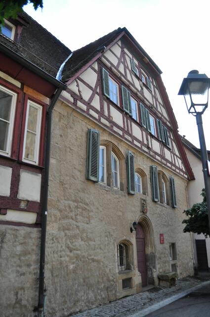 Das alte Dekanat von 1465/1466 steht direkt gegenüber der Kirche.  Hier wohnte zwischen 1514 und 1521 der Stadtpfarrer und Sozialreformer Dr. Reinhard Gaißlin. Er war einer der führenden Köpfe des Widerstands  "Armer Konrad". | Foto: Daniela Somers