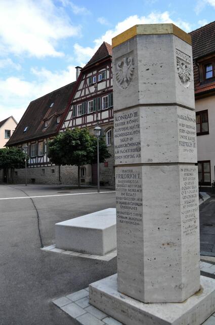 Stauferstele auf dem Vorplatz der Bartholomäuskirche | Foto: Daniela Somers