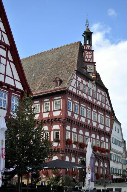  Das Uhrtürmchen mit Mondphasenuhr und Malefizglöcklein wurde 1597 aufgesetzt. Denn als Amtsstadt, die die Blutgerichtsbarkeit in ihrem Amtsbezirk ausübte, brauchte die Stadt ein Malefizglöcklein, das bei der Vollstreckung des Urteils geläutet wurde. | Foto: Daniela Somers