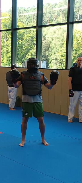 Steffen Kuhn in der Schutzausrüstung vor dem Vollkontakttraining | Foto: Karateverein Eppingen