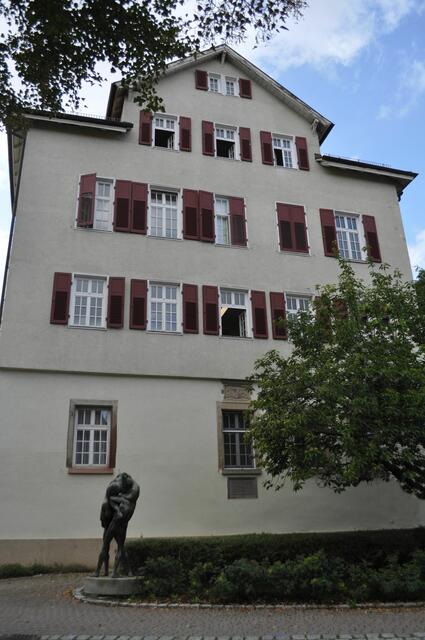 Dieses Gebäude ist Teil des Helene-Lange-Gymnasiums. Ursprünglich stand hier die Burg. Später das Schloss. Umgebaut dient das Schloss nun als Schule. | Foto: Daniela Somers