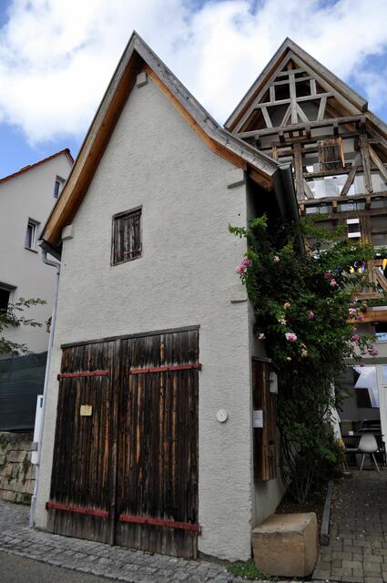Ein Lagerraum? Eine Garage? Auf jeden Fall ein recht schmales Gebäude. | Foto: Daniela Somers
