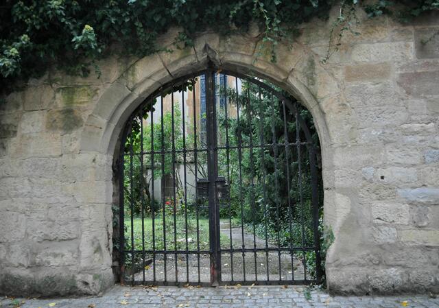 Hinter den Toren ist der Kirchgarten und die Heilig-Geist-Kirche. Leider war die Kirche auch geschlossen. | Foto: Daniela Somers