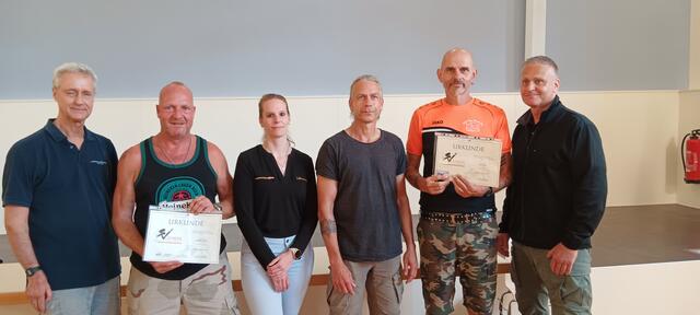 Steffen Kuhn (zweiter von links) und Jens Haar zeigen ihre Urkunde zusammen mit den SV-Ausbildern des Deutschen Karateverbandes | Foto: Karateverein Eppingen