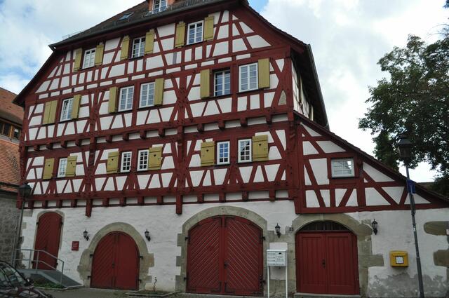 Im Jahr 1514 als es beim Armen Konrad zu Unruhen in der Stadt gekommen war,  bemächtigten sich die Aufständischen des Schlüssels und erstürmten das Gebäude. Nach dem Beginn des 19. Jh. wechselten die verschiedene Nutzungen des Gebäudes. Zeitweise war hier die Spinnanstalt des Spitals. Aber später war es auch Schlafgebäude für Gefangene des im ehemaligen Schloss untergebrachten Zucht- und Arbeitshauses. Heute ist es zum Wohnhaus umgebaut. | Foto: Daniela Somers