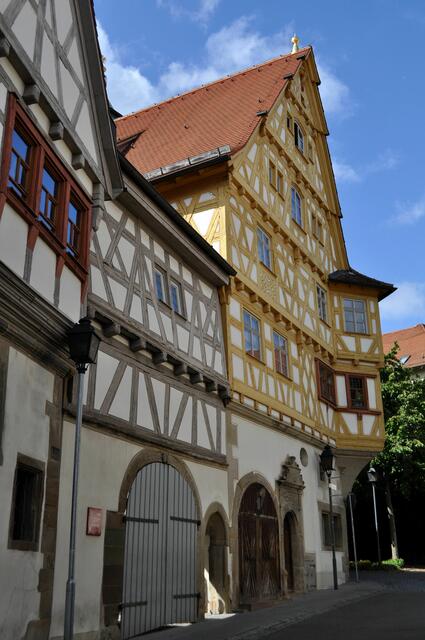 1587 standen hier noch 3 Häuser. 1599 wurde das Wohnhaus errichtet. Zwischen 1630 und 1635 die dazugehörige Scheuer. 1671 wurde die Hofeinfahrt überbaut. Der Hof hat drei Seiten und grenzt an der Rückseite an die alte Stadtmauer. Auch der Wehrgang wurde in den Wohnraum mit einbezogen. | Foto: Daniela Somers