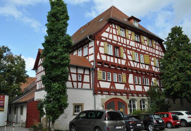 Dieses imposante Gebäude war der Landesfruchtkasten. Er wurde 1469 als Speicherbau errichtet. 17 Meter breit, 14,5 Meter tief und 18 Meter hoch. 1495 bestimmte, Herzog Eberhard I. das Gebäude zum Landesfruchtkasten. | Foto: Daniela Somers