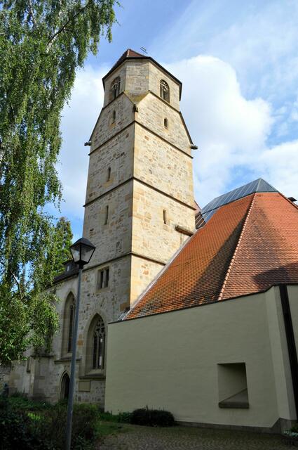 Die Spitalkirche. Der erste Bau der Kirche liegt zwischen 1300 und 1330.
Der vorletzte Spitalmeister ließ die Kirche zwischen 1507 und 1520 erweitern.
1507 wurde der Chor renoviert. 1512 erfolgte der nördliche Anbau an den Chor und mit ihm auch der Bau des Turms. Im Zuge der Reformation wurde der Heilig-Geist-Orden enteignet. Danach verfiel die Kirche immer mehr. Das Kirchenschiff wurde um 1800 zum Abriss freigegeben. Nach dem zweiten Weltkrieg kamen katholische Flüchtlinge. Die Stadt schenkte ihnen die Reste der Kirche. Die Kirche wurde dann wieder aufgebaut. | Foto: Daniela Somers