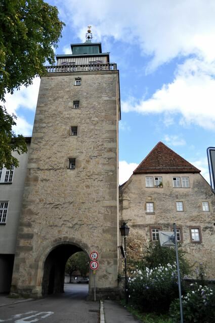 Der Turm von der anderen Seite. Rechts daneben die Rückseite des Wimpelinhofs. | Foto: Daniela Somers