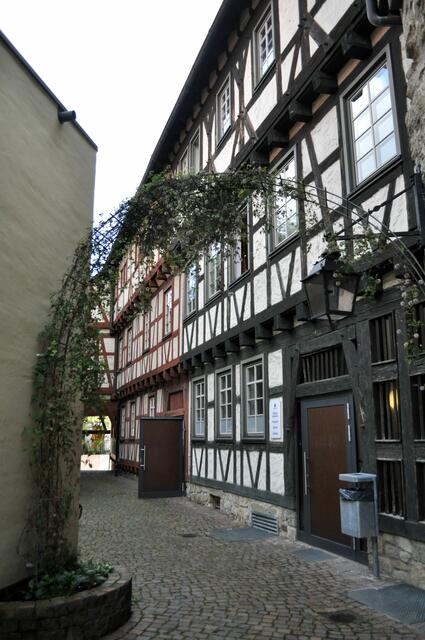 Gebäude des ehemaligen Spitals. Hier ist nun der Sitzungssaal des Gemeinderats, Vereinsräume, die Jugendmusikschule und im Südflügel die Stadtbücherei untergebracht. | Foto: Daniela Somers