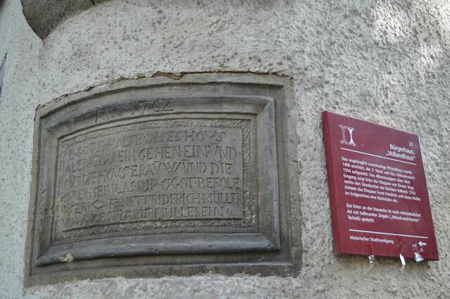 Tafel unterhalb des Erkers des Vollandhauses. Hier richtete das Ehepaar Müller 1762 eine Backstube ein. | Foto: Daniela Somers