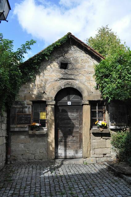 1836 wurde dieses Backhaus errichtet. Hier wird seit der Renovierung 1997 durch den Backhausverein auch wieder gebacken. Zwei neue Öfen sind hier nun immer wieder in Betrieb.  | Foto: Daniela Somers