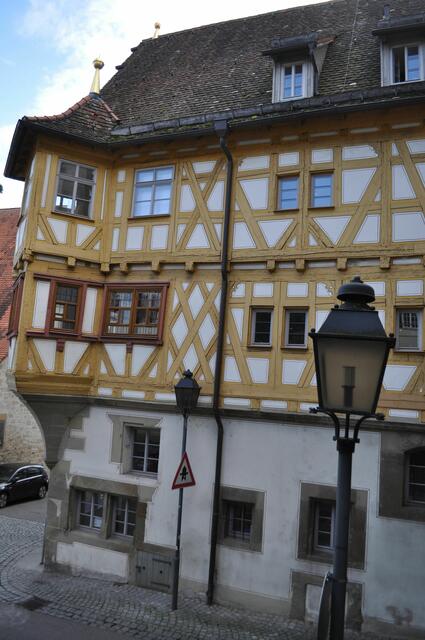 Blick von der Treppe des Torturms auf das Wimpelinwohnhaus. | Foto: Daniela Somers