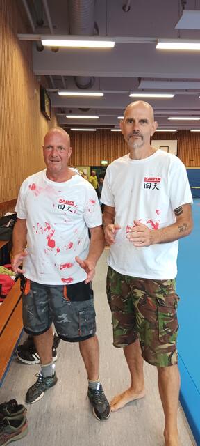 Steffen Kuhn (links) und Jens Haar sind gezeichnet von der roten Farbe nach dem Training mit den Spezialmessern | Foto: Karateverein Eppingen