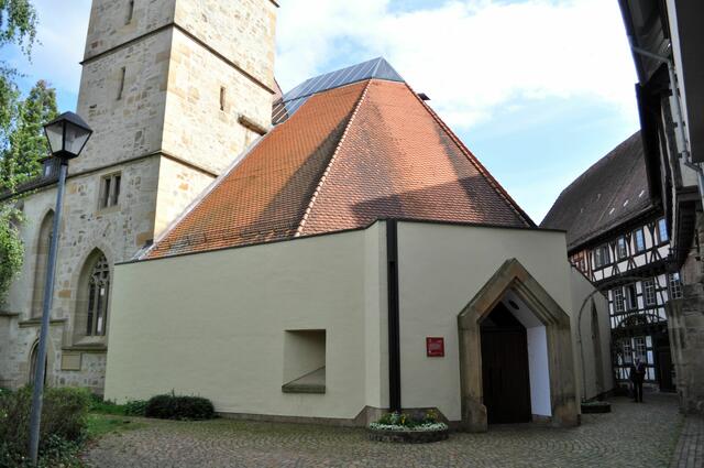 Der 1982 erstellte Neubau der Kirche. Ich finde er fügt sich gut zum alten Teil. | Foto: Daniela Somers