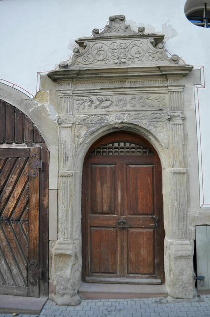 Einer der reich geschmückten Zugänge zum Anwesen. | Foto: Daniela Somers