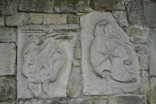 Alte Wappensteine an einer Mauer. | Foto: Daniela Somers