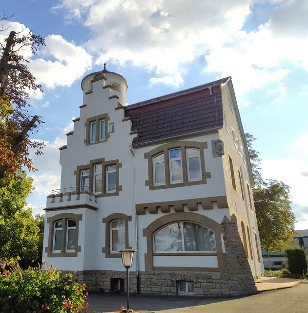 So eindrucksvoll sieht die alte Villa von vorn aus.  | Foto: sigischlottke