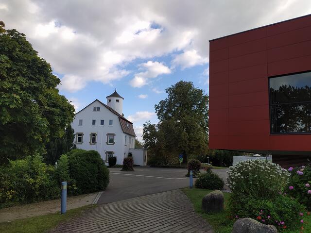 Eine hübsche alte Villa und rechts der moderne Kursaal.  | Foto: sigischlottke