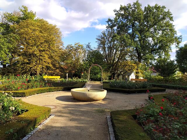 Ganz in der Nähe ist dieser schön angelegte Rosengarten zu finden.  | Foto: sigischlottke