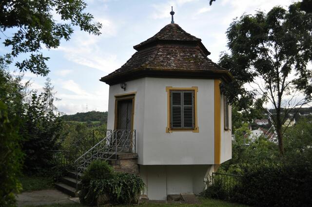 Dieser niedliche Pavillon steht auch immer wieder auf meiner Favoritenliste. Erbaut wurde er zwischen 1740 und 1765. Er steht auf den Resten eines ehemaligen Stadtturmes. Von 1942 bis 1946 wohnte der Kunstmaler Richard Wegmann in dem Pavillon. | Foto: Daniela Somers